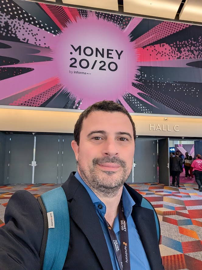 Pablo Di Loreto (yo) en la entrada del Centro de Exposiciones.